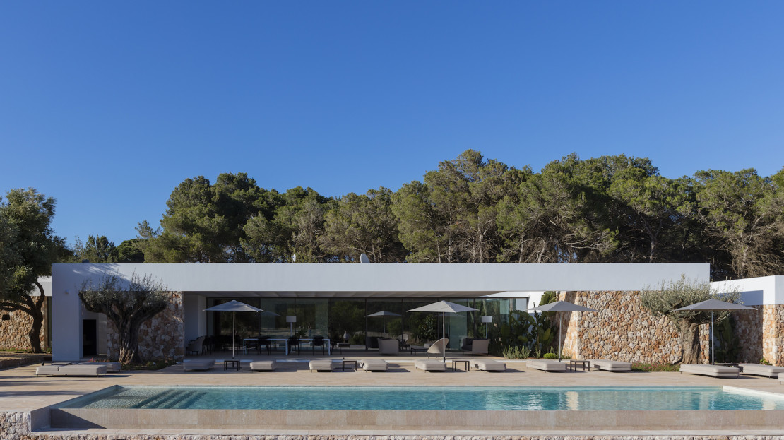 Large luxury villa to rent in Ibiza, close to the lovely village of Sta Eulalia. Stylish and elegant design