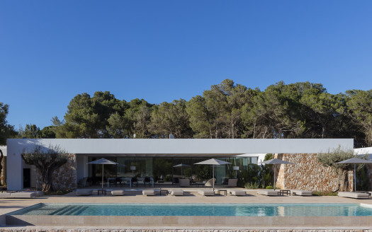 Large luxury villa to rent in Ibiza, close to the lovely village of Sta Eulalia. Stylish and elegant design