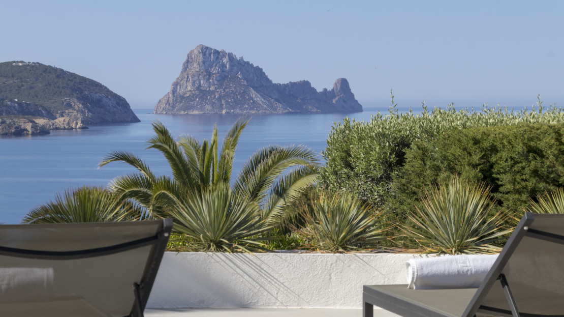 Villa with magical views to Es Vedra. Only 5 min walk from the beach
