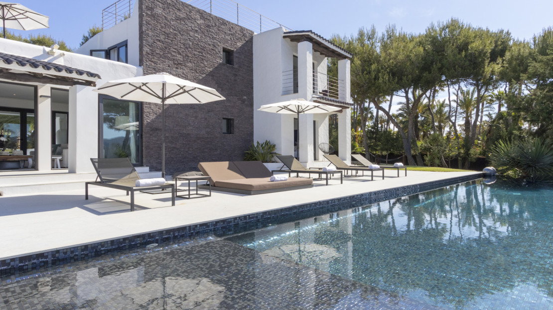 Large luxury villa to rent in Ibiza. 6 bedrooms, 5mins walk to the beach of Cala Codolar.