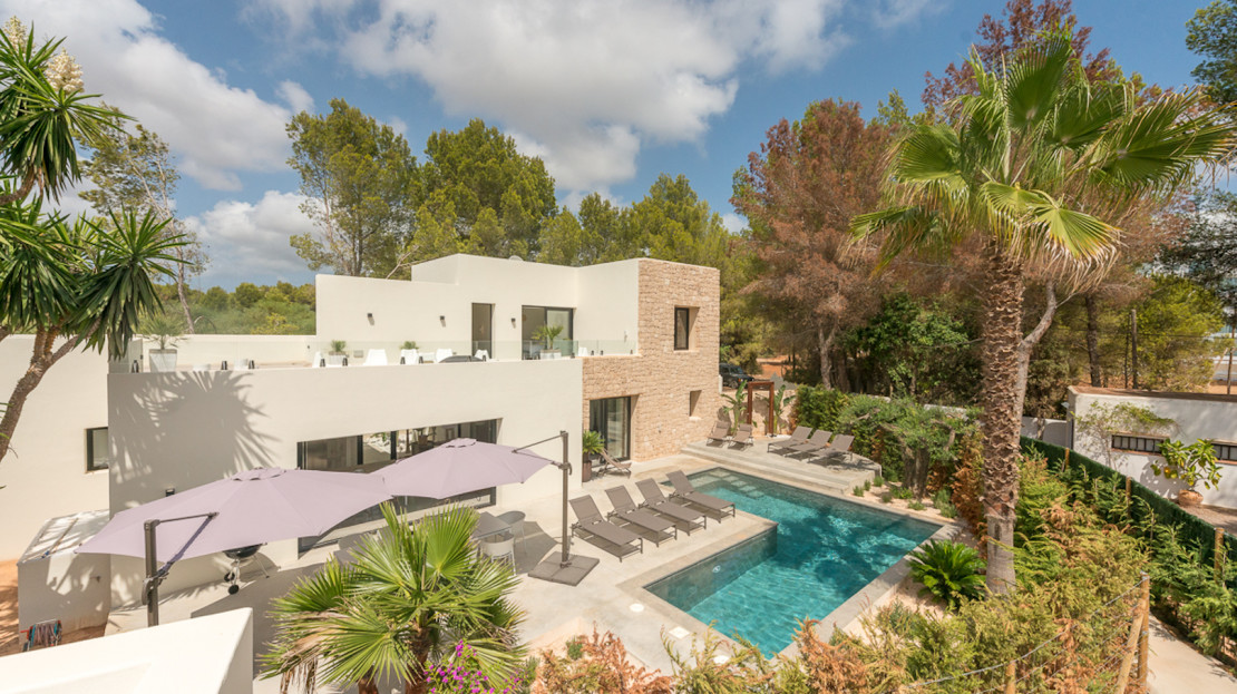 5 bedroom modern villa, 80mts from the sea and several beaches, santa Eulalia, Ibiza