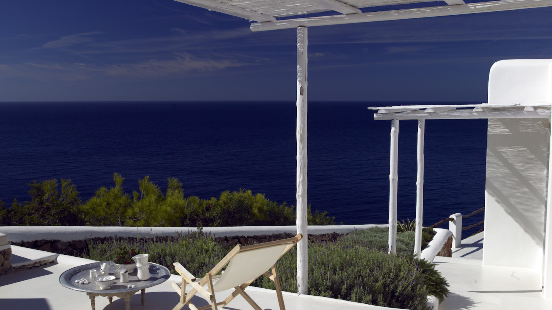 6 bedroom luxury villa, sea front to rent in Ibiza. Sea access