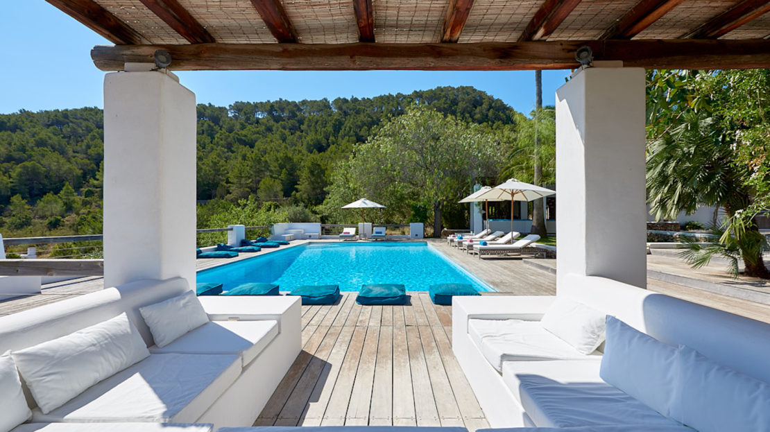House with private house, 5 bedrooms, 5mins from the charming village of San José, Ibiza. Holiday rental