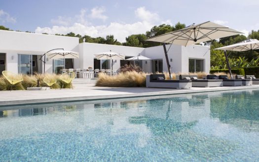 Large property with sea views to rent in Ibiza for holidays, with privacy. Only 500mts away from the beach of Cala Conta.