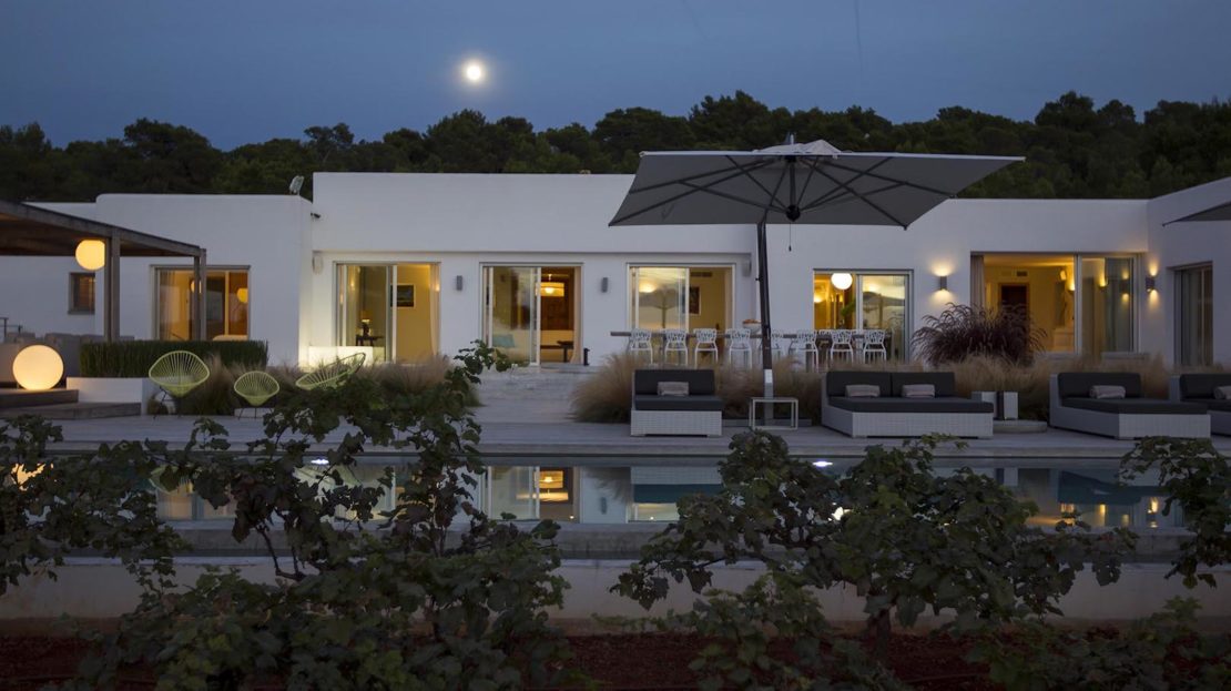 Ibiza Luxury Villa Collection. 6 bedroom exclsuive property for rent con sea views in Cala Conta
