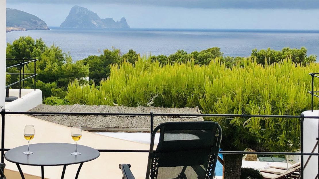 Lovely 5 bedroom private house to rent in Ibiza with sea and es Vedra views. Only 5 minutes walk to the beach.