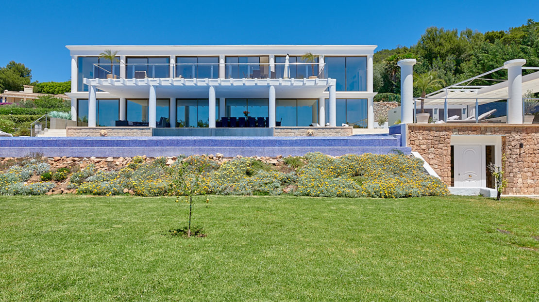 Large private villa, in a gated community, only 5 minutes away from Ibiza town and the night life of Marina Botafoch. Close to Nobu, Talamanca Beach