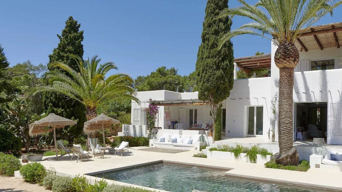 5 bedroom Mediterranean villa to rent in Ibiza. Tastefully decorated with neutral tones, textures,...