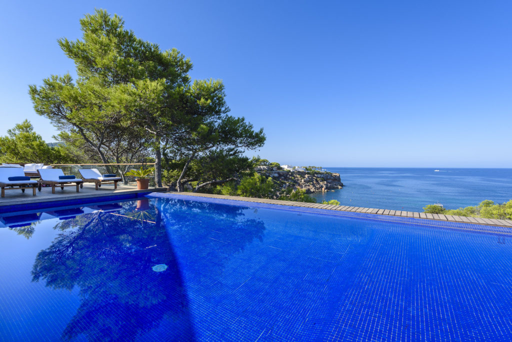 Villa to rent in Cala Tarida with sea access